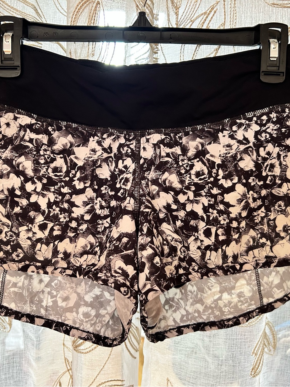 Lululemon Black & White Patterned speed-up short
